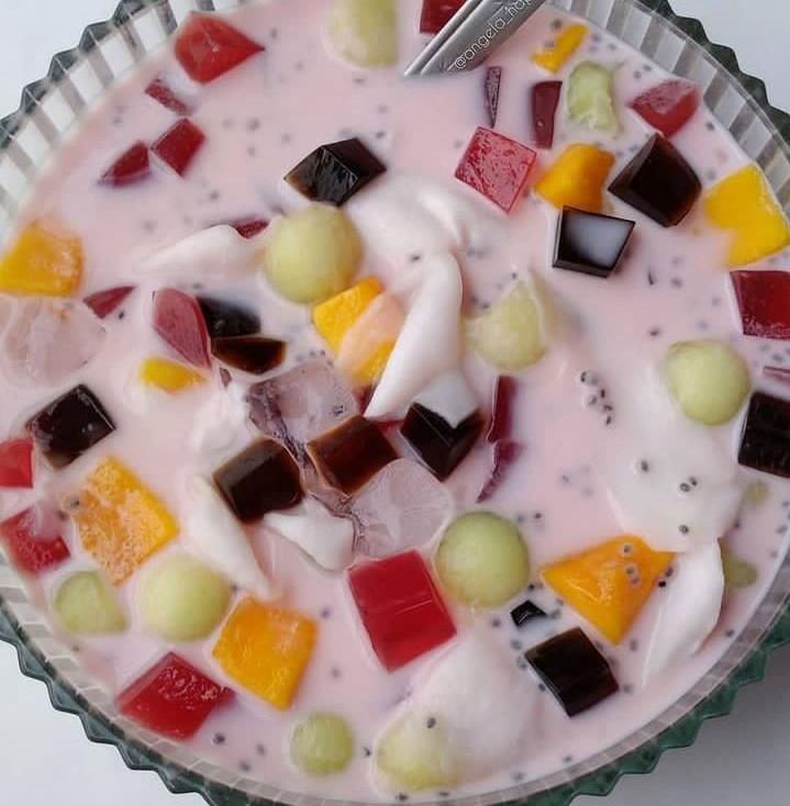 Es buah segar cocok untuk minuman di cuaca panas 