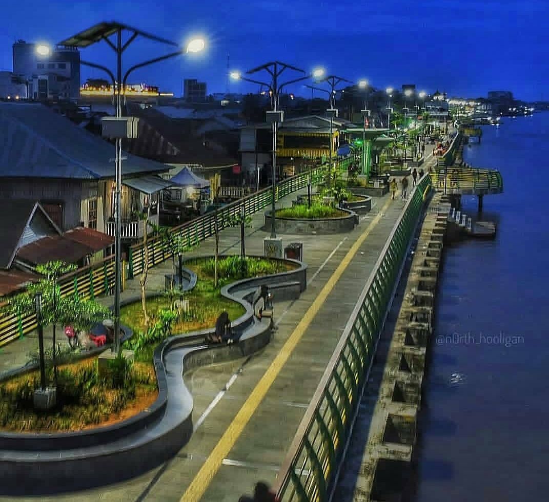 Foto panorama destinasi wisata Waterfront City Pontianak pada malam hari.