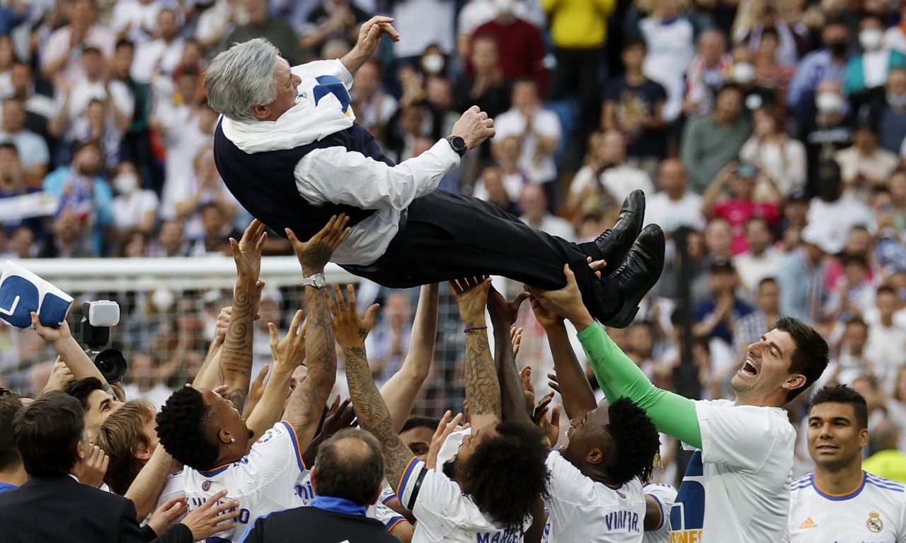 Skuad Real Madrid saat melempar Carlo Ancelotti usai meraih gelar juara Liga Spanyol 2021-2022.