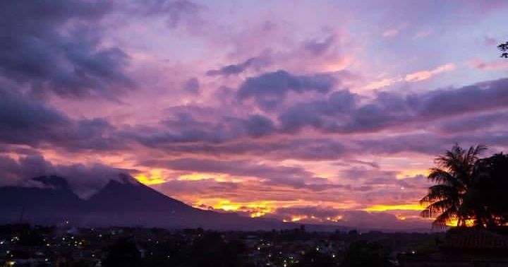 Pemandangan matahari terbenam di Favela Sunset Cafe, tempat ngopi di Bogor yang satu ini cocok dikunjungi pada sore hari