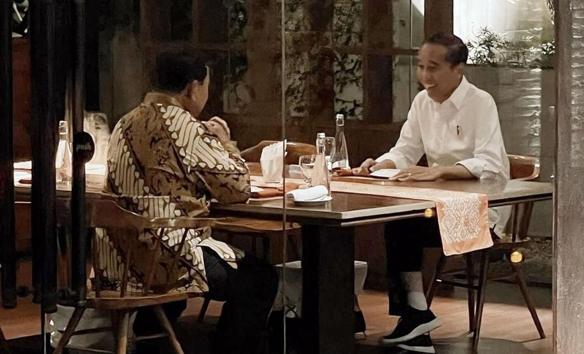 Momen pertemuan empat mata Presiden Jokowi dan Menteri Pertahanan Prabowo Subianto di sebuah restoran Jakarta Pusat Jumat, 5 Januari 2024.