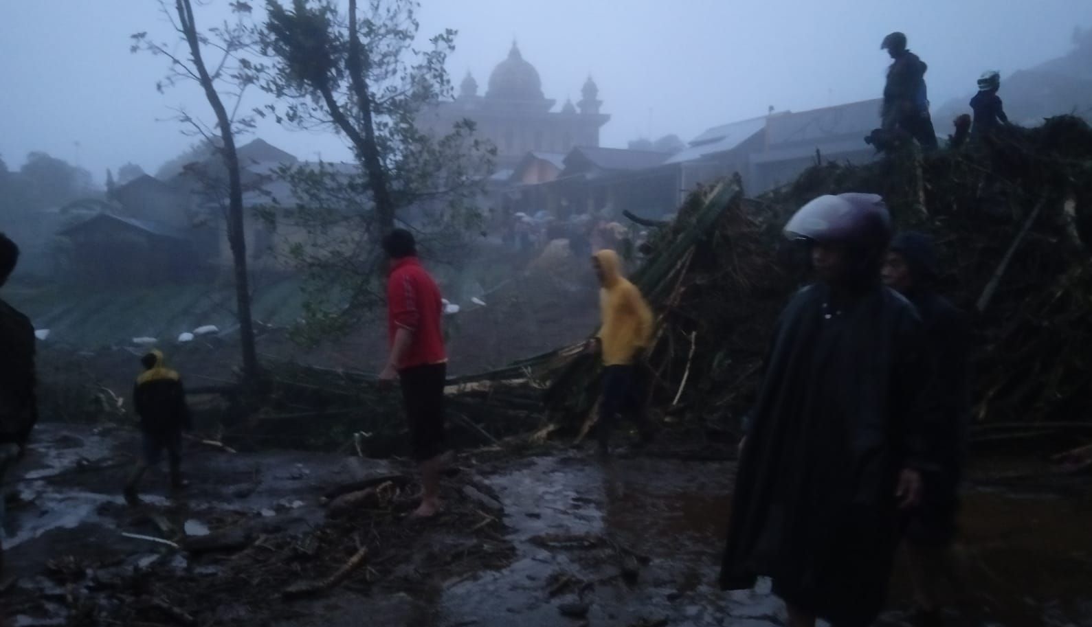 Gunung Malang Purbalingga Diterjang Banjir, Rumah Rusak, Motor Hilang hingga Jalan Tertutup.