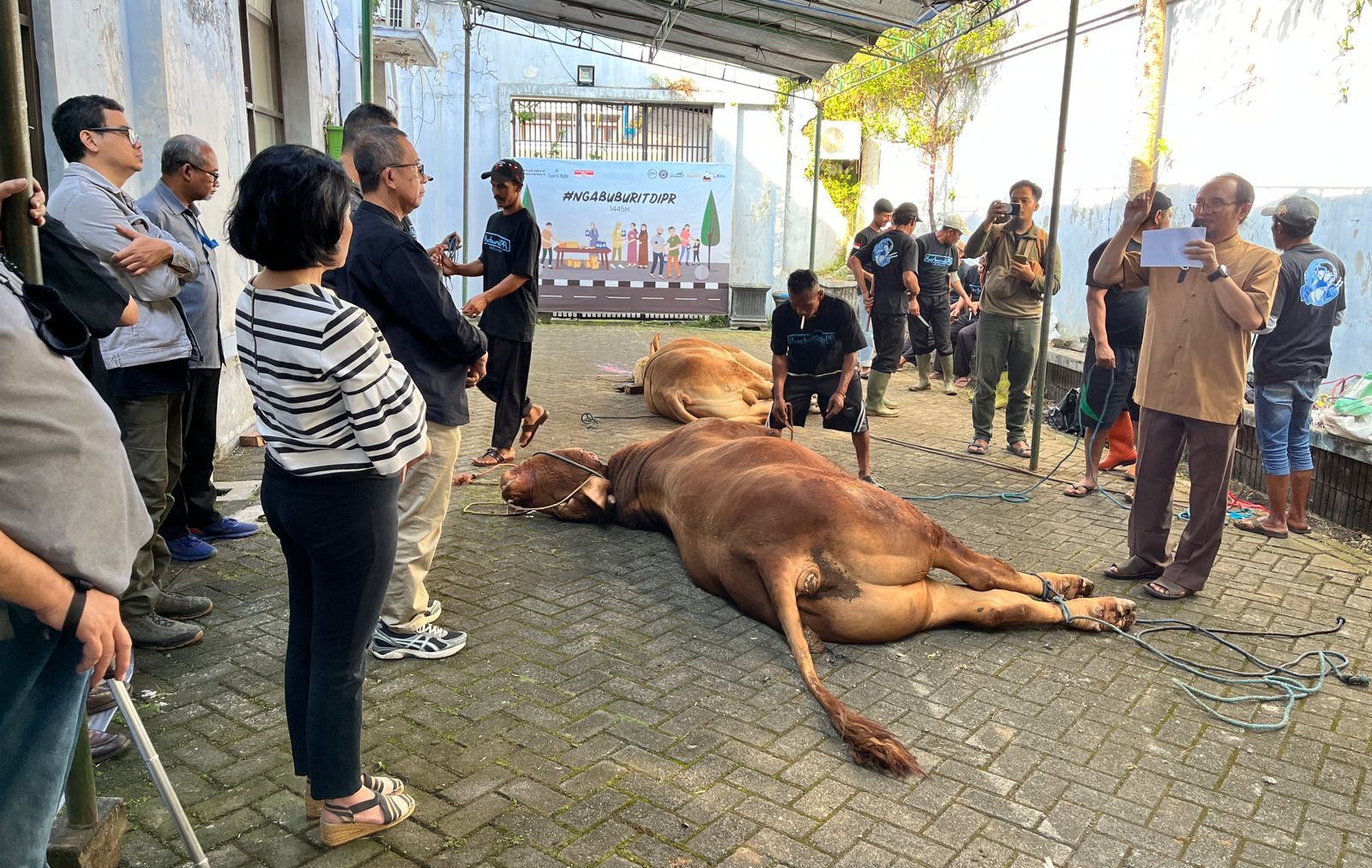 Penyembelihan hewan kurban di Halaman Kantor Pikiran Rakyat di Jalan Asia Afrika, Kota Bandung pada Rabu 19 Juni 2024.