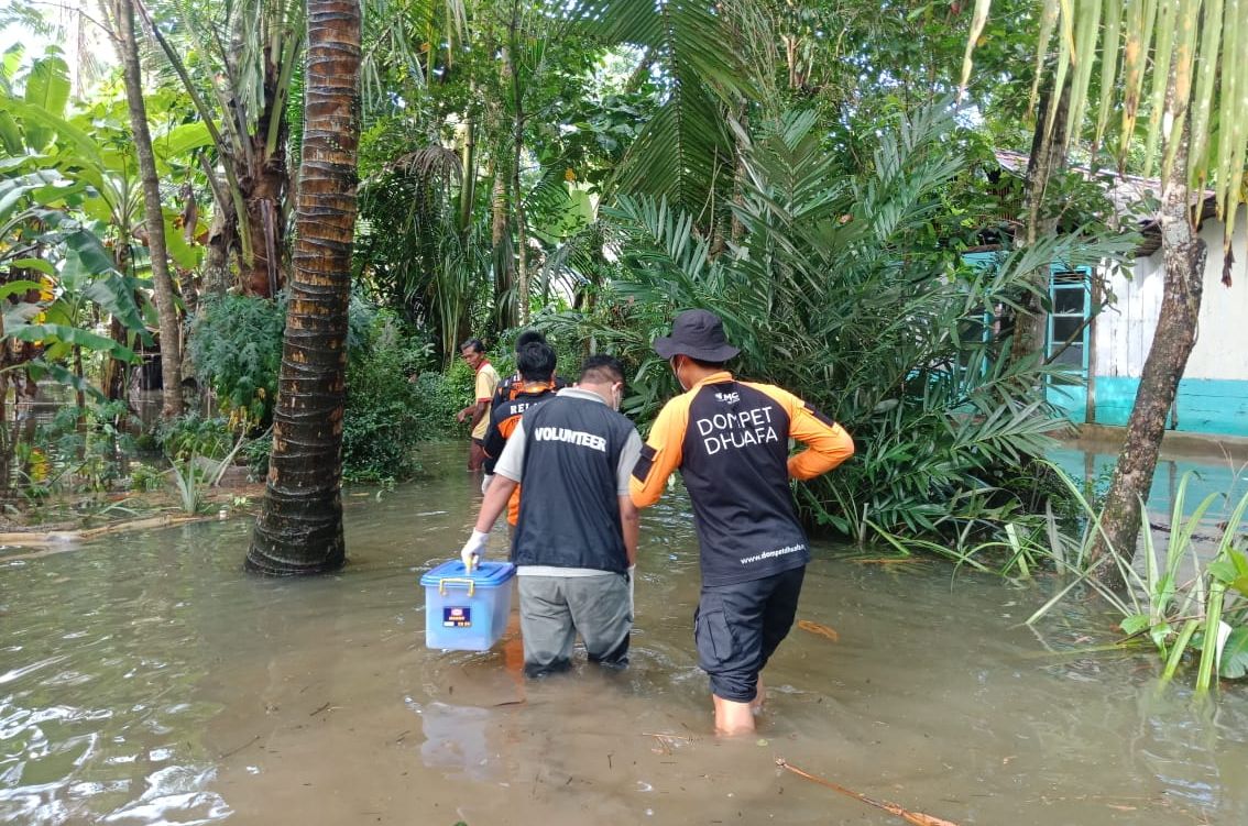 Tim Medis dari Dompet Dhuafa melakukan penyisiran kerumah korban banjir Cilacap