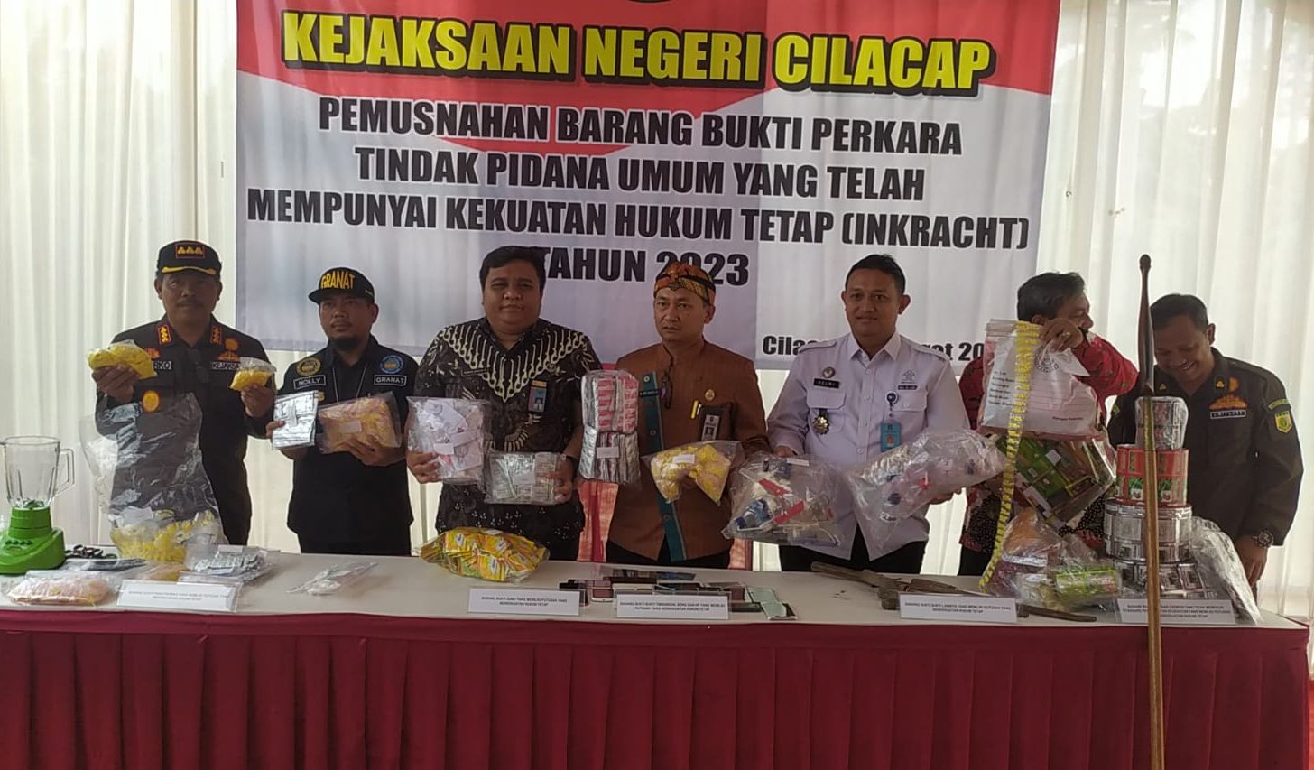 Kejaksaan Negeri Cilacap bersama BNN, TNI, Polri dan juga Ormas memperlihatkan barang bukti narkoba yang dimusnahkan.*