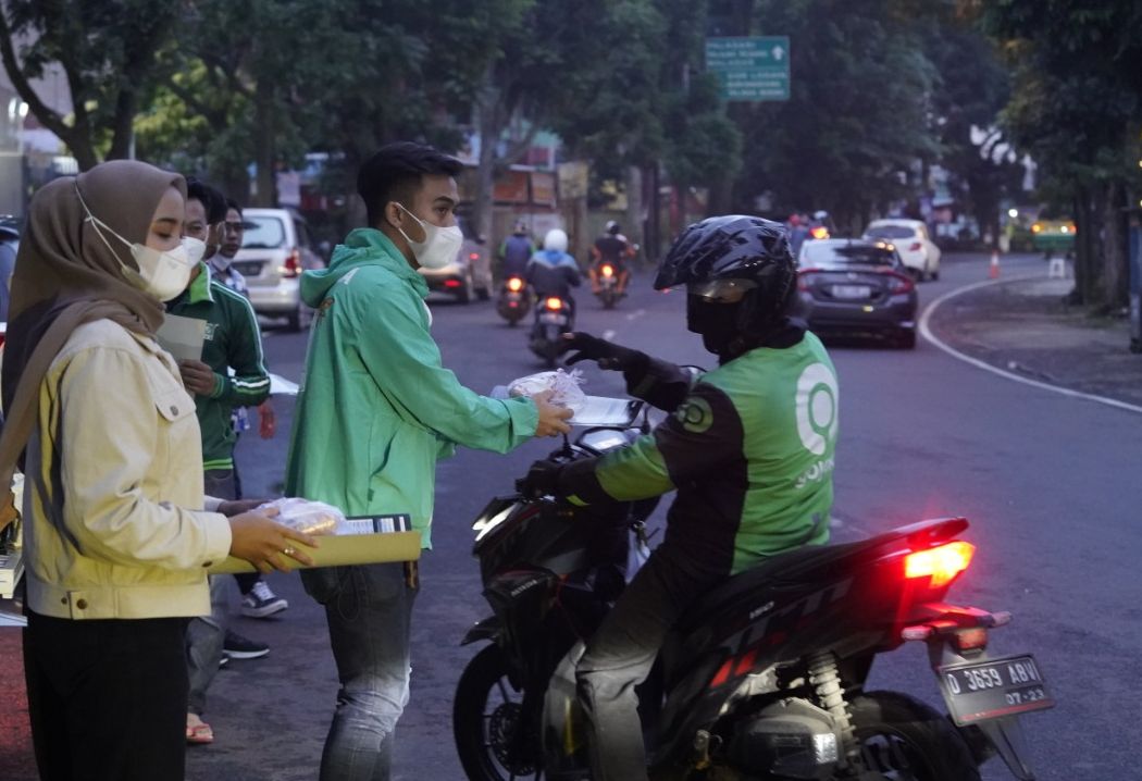 Kader PKB Jawa Barat bagikan takjil gratis kepada driver ojek online.