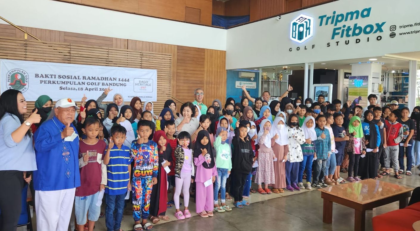 Direktur PT Dago Endah dan Pengurus Perkumpulan Golf Bandung (PGB) bersama penerima donasi Paket Sembako./Aguston YM
