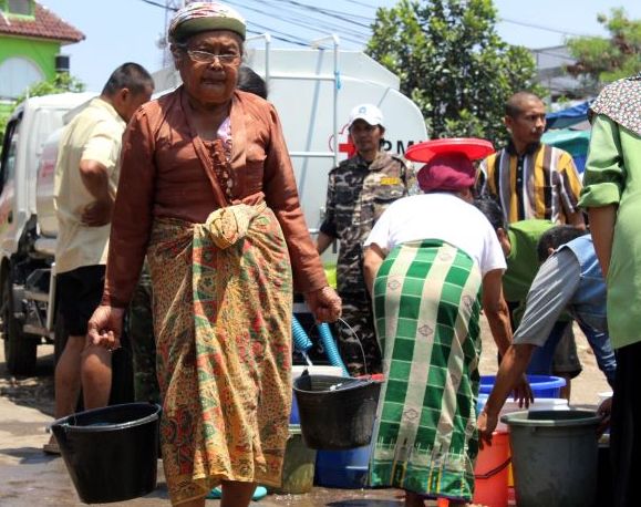 Seorang warga di Pasirimpun Kota Bandung membawa air bersih bantuan PDAM Kota Bandung saat musim kemarau tahun lalu. Tahun 2023 BMKG memprediksi musim kemarau lebih panjang dari tahun sebelumnya.