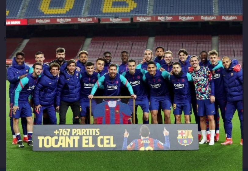 Para pemain Barcelona berfoto bersama untuk merayakan rekor penampilan Lionel Messi di klub Catalan itu.