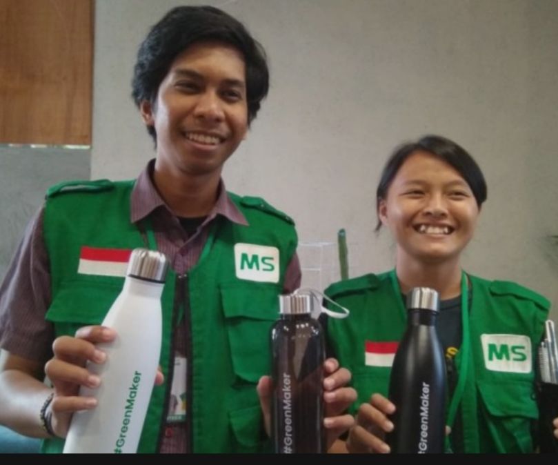 Sukarelawan MallSampah kampanye penggunaan botol minum (tumbler) sebagai bentuk kecintaan lingkungan. 