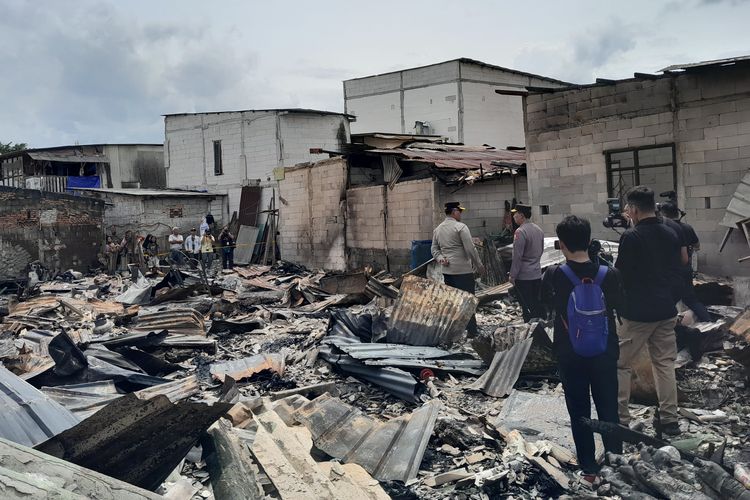 Kapolri Tinjau Rumah Warga yang Terbakar Akibat Kebakaran Depo Pertamina Plumpang Jakarta