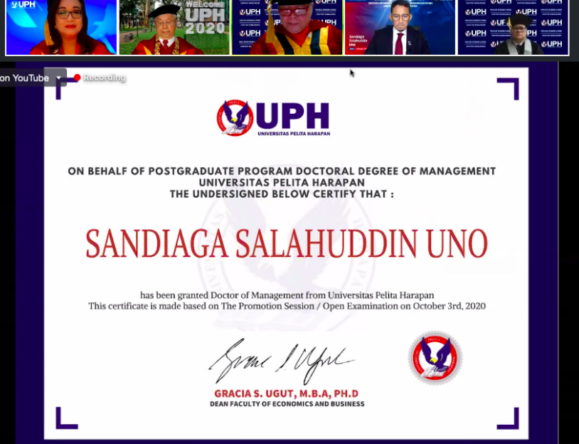 Tampak ijazah yang doktor manajemen dari Universitas Pelita Harapan yang disandang Sandiaga Uno