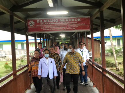 Direktur RSMM, Dr. Johny Ribo Tandisau mendampingi Tim Kunker Komisi IX DPR RI meninjau area rumah sakit.