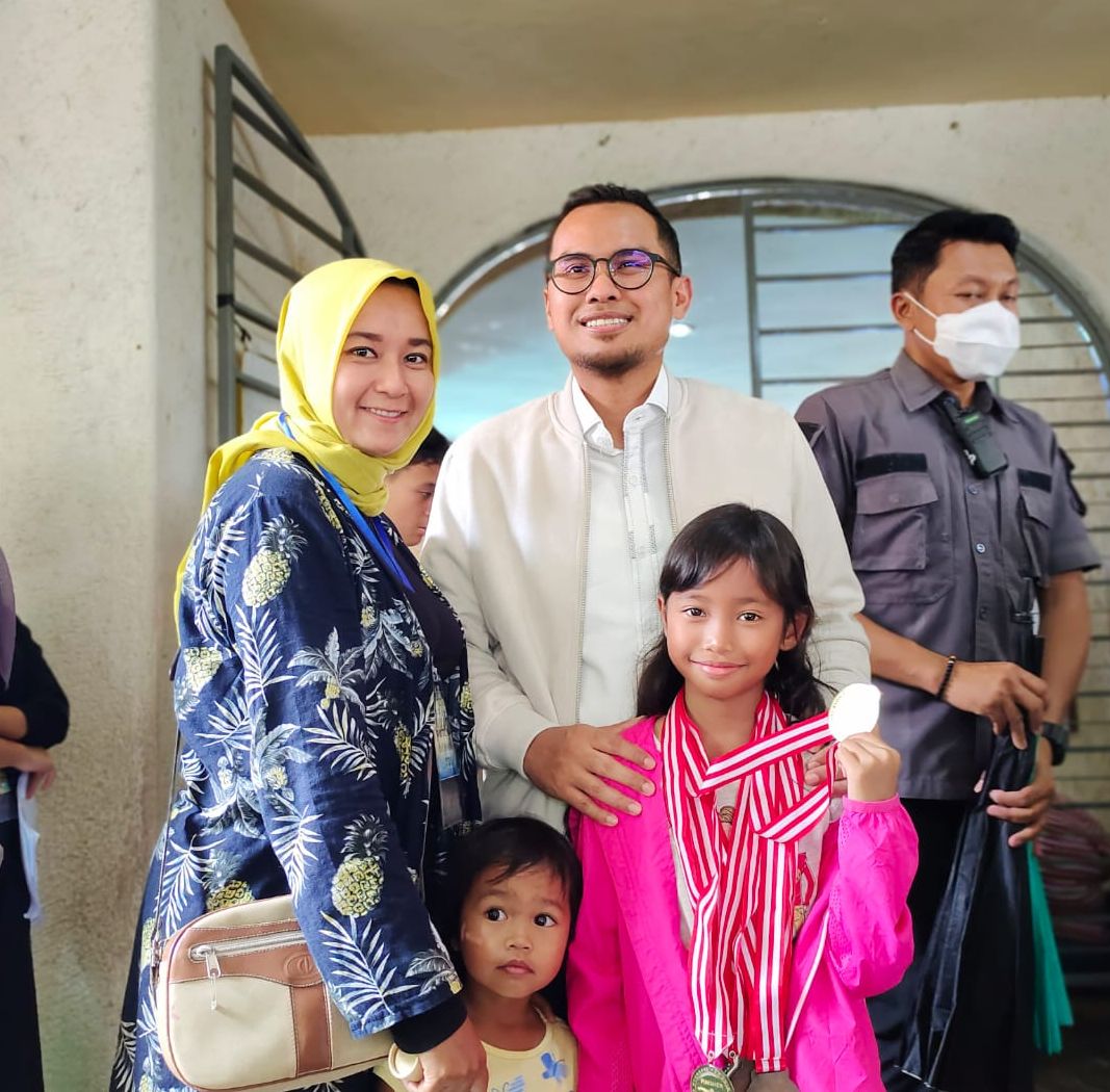 Wakil Walikota Tangsel H. Pilar Saga Ichsan bersama Sharleen Zaba Queena Nasution peserta Tangsel Arena Fun Swimming 2023.