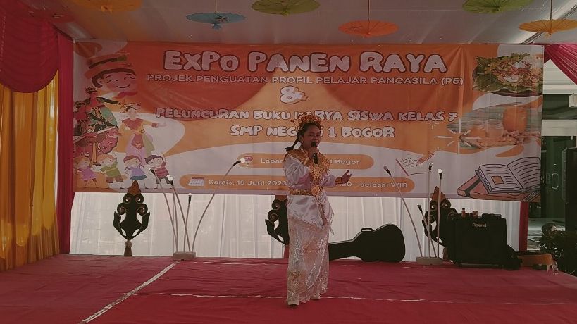 Tampak seorang siswi SMPN 1 Kota Bogor bernama Shabira menyanyikan lagu daerah
