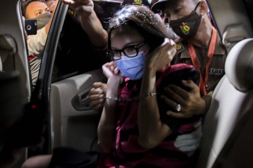 Jaksa Piangki saat dimasukkan ke dalam mobil usai pemeriksaan di Gedung Bandar pada Rabu (2/9) Jakarta 