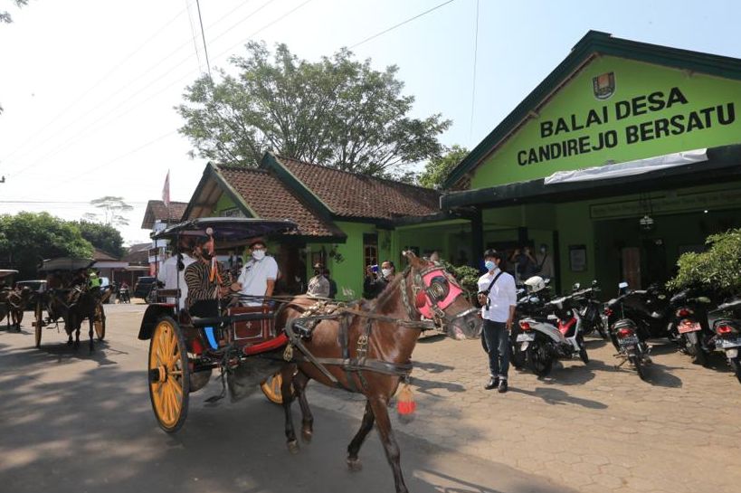 Menteri Pariwista dan Ekonomi Kreatif Sandiaga Salahudin Uno  menumpang andong saat berkunjung ke lokasi  Desa Wisata Candirejo di Kabupaten Magelang/Portal Brebes