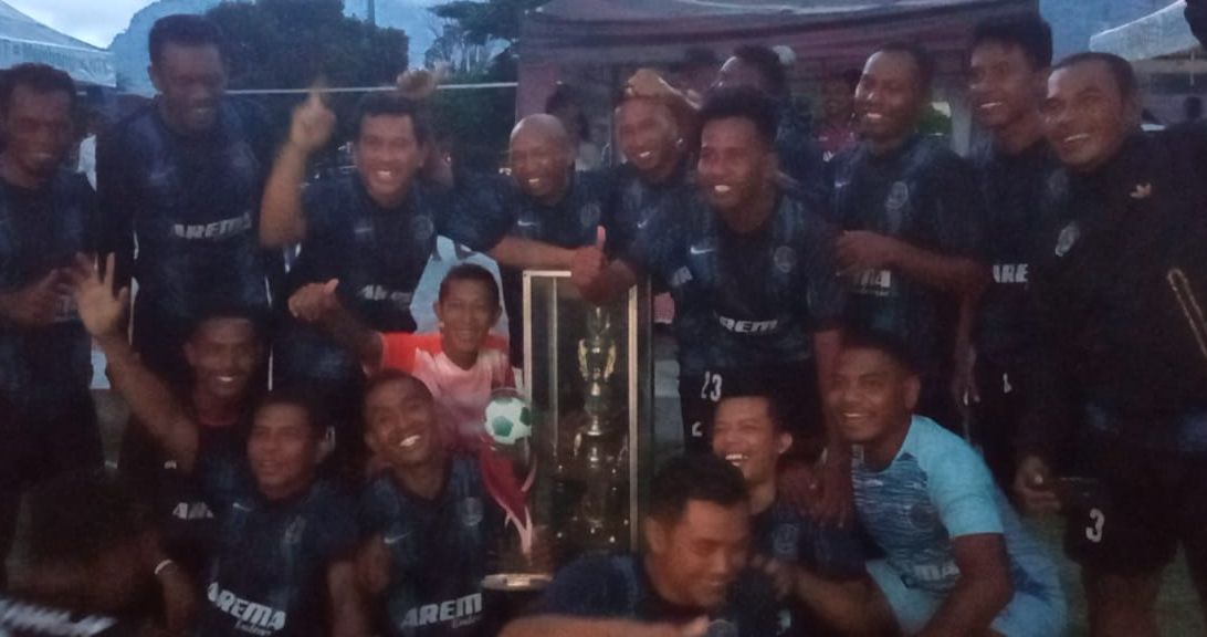 Pose bersama dengan Piala Bergilir usai penyerahan kepada ALumni Malang.