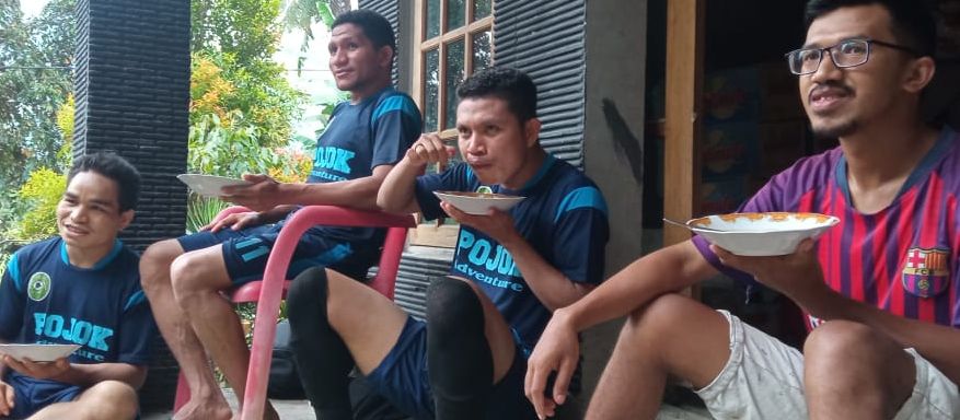 Senyum manis dari para pemain usai bersantai dan makan kolak kacang ijo di rumah Abang Oston Gadi Kapo.