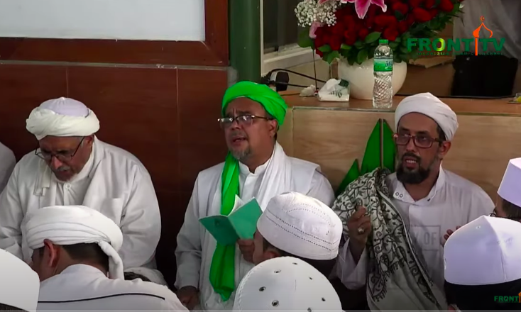 Habib Rizieq Shihab saat memimpin pengajian di markas FPI yang disiarkan di kanal YouTube FronTV.*