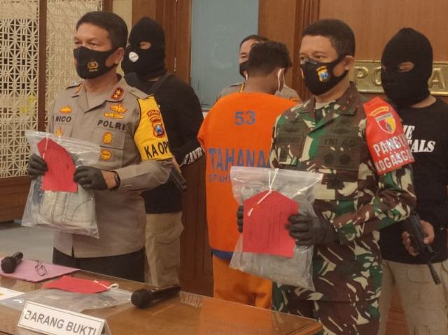Kapolda Jatim Irjen Pol Nico Afianta dan Pangdam V Brawijaya Mayjen TNI Suharyanto mengekspos tersangka pengancam keluarga Mahfud MD Sabtu 5 Desember 2020. 