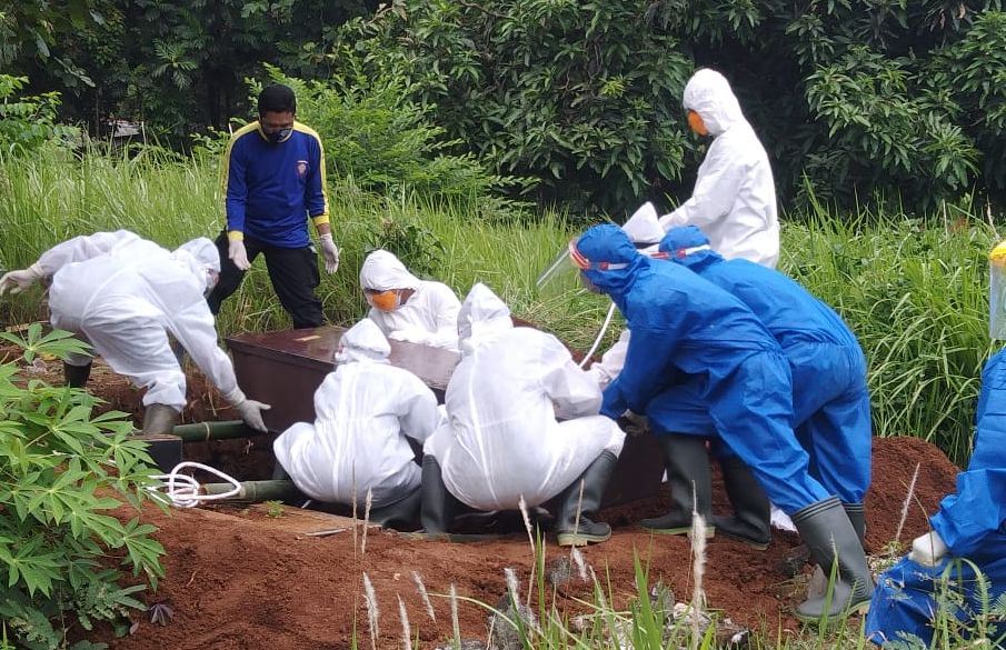 Pengurusan jenazah Covid-19 di Majalengka, Jawa Barat, melibatkan polisi.