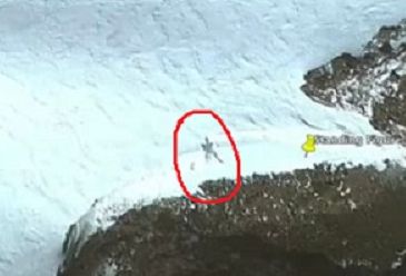 Seorang ahli teori konspirasi, Scott C Waring menemukan objek misterius setinggi 20 meter di balik tumpukan salju di Antartika saat dia menggunakan Google Earth.*