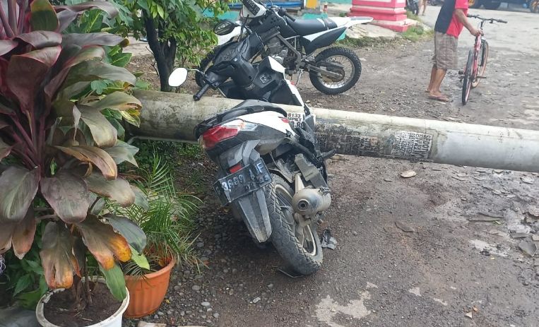 Sepeda motor yang tertimpa tiang listrik di Desa Pangkah