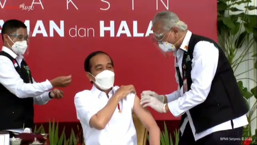 Presiden Jokowi setelah disuntik vaksin covid-19