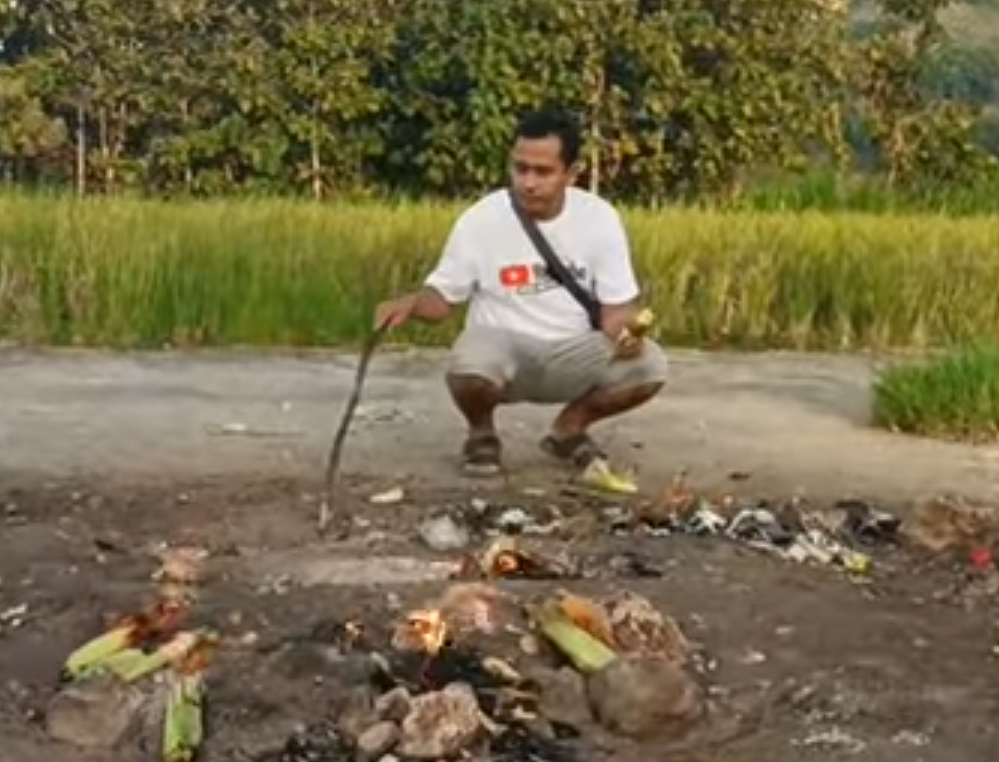 Bakar jagung di Api abadi Maindu Montong Tuban /YouTube/Bayan Arif Channel