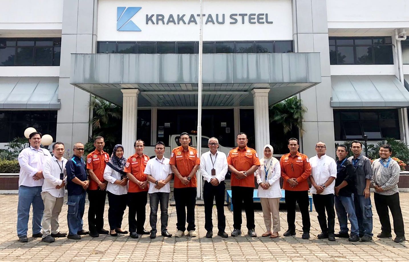 Tim Wasdal Korsabhara Baharkam Polri foto bersama sejumlah pimpinan PT Krakatau Steel Tbk.