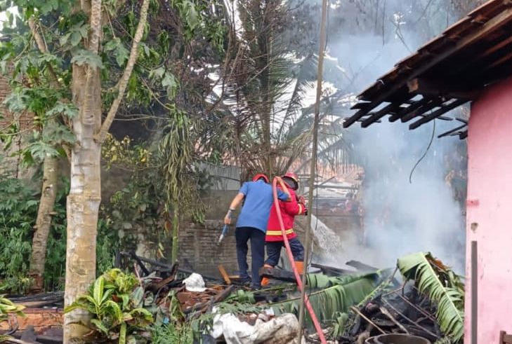 Petugas pemadam kebakaran sedang padamkan si jago merah yang melalap rumah Ibu Sri Indriyanti (51) di Rt. 02 Rw. 01 Desa Kranggan Pekuncen Banyumas, 17 Oktober 2021 sore. / Sukirman, Koramil Pekuncen, Polsek Pekuncen