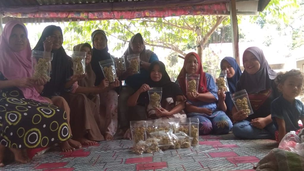 Kelompok UMKM Botuang Saiyo Nagari Sinurui Kecamatan Talamau, memproduksi Kue Bawang Sayak, kuliner kearifan lokal daerah itu