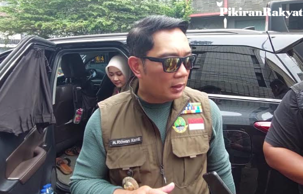 Gubernur Jawa Barat, Ridwan Kamil saat datang ke lokasi bom bunuh diri di Polsek Astana Anyar, Bandung, Rabu, 7 Desember 2022.