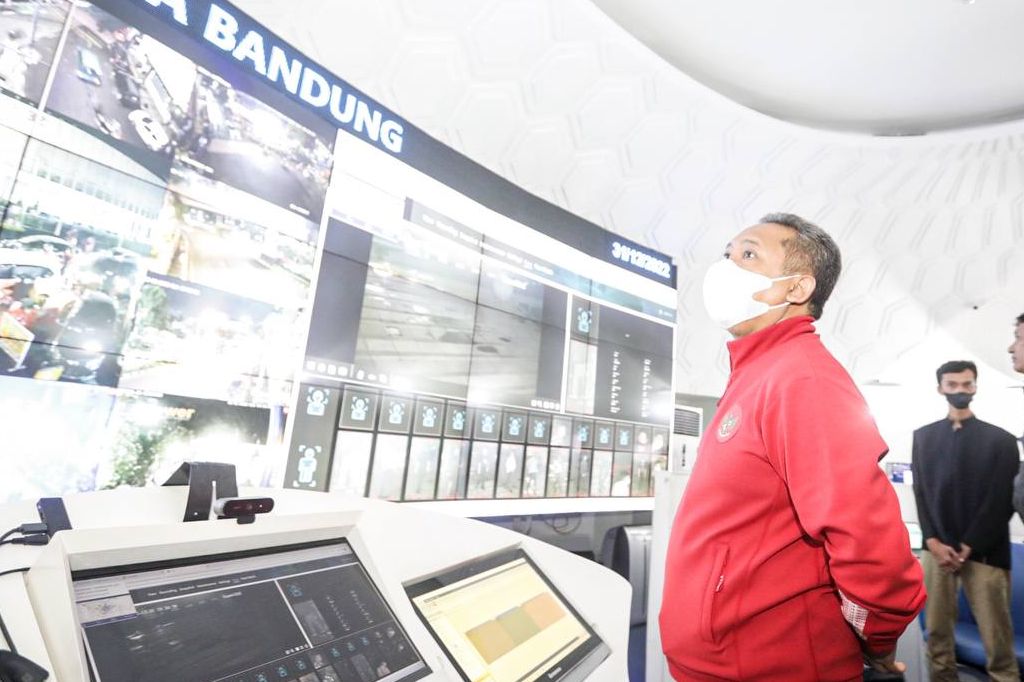  Wali Kota Bandung, Yana Mulyana saat memantau malam pergantian tahun melalui Area Traffic Control System (ATCS) dan Bandung Command Center (BCC), Sabtu 31 Desember 2022 malam.