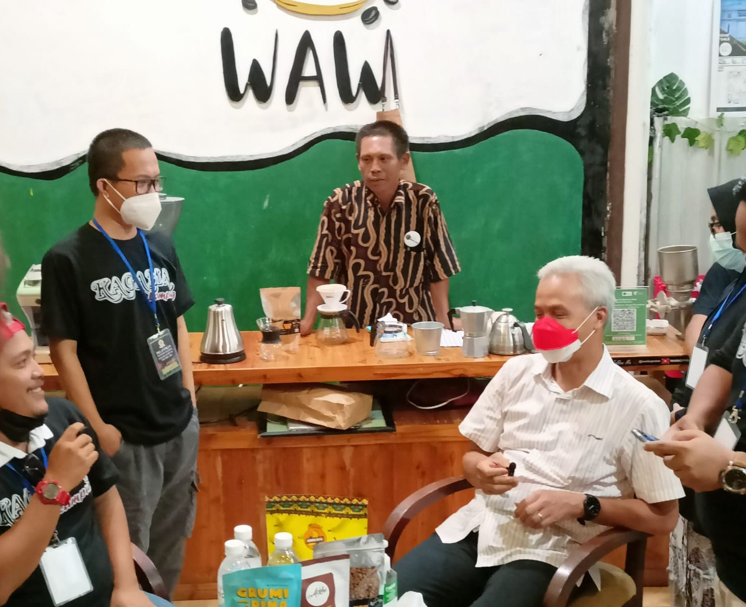 Gubernur Jawa Tengah Ganjar Pranowo saat berdiskusi dengan Komar (kedua dari kiri) pendiri Warkop Waw, di Lampung, Jumat 21 Januari 2022.
