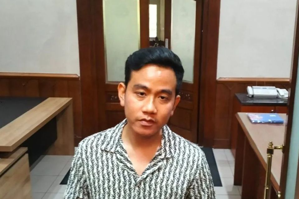 Wali Kota Surakarta Gibran Rakabuming Raka memberikan keterangan kepada wartawan di Solo, Kamis (3/8/2023). 
