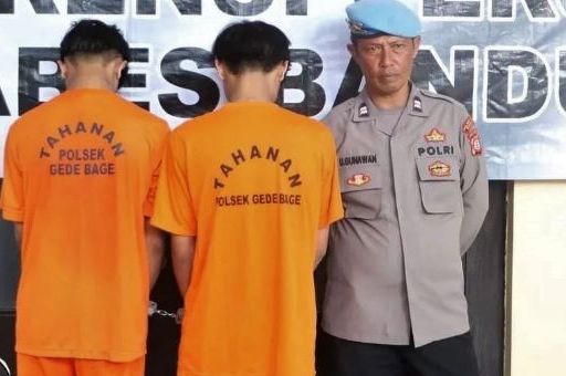 Polrestabes Bandung menunjukan dua tersangka pelaku pembacokan di Depot Air Minum di Jalan Riung Hegar, Riung Bandung, seorang tersangka tidak ditunjukan karena masih dibawah umur dan dua tersangka lainnya masih dalam pengejaran.