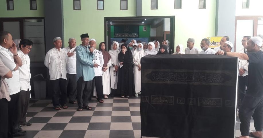 KH Ateng Muhaemin  sedan members penjelasan kepada calon jemaah haji mandiri Kota Bandung pada cara manasik haji di Kanror Kandepag  Kota Bandung, Sabtu (6/05)./OFh