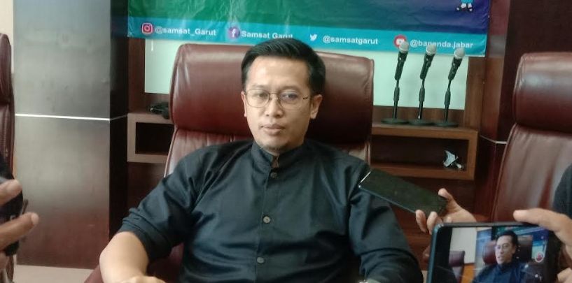 Fungsional Ahli Muda Pusat Pengelolaan Pendapatan Daerah Wilayah (P3DW) atau Samsat Garut, Andri Wijaya, memberikan penjelasan tentang program pengurangan dan pembebasan atau pemutihan pajak kendaraan bermotor (PKB) yang berlangsung mulai tanggal 1 Juli 2022 sampai dengan 31 Agustus 2022.