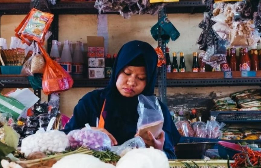Ilustrasi - Penuhi syarat ini! BPUM 2022 cair Rp600 ribu, cek daftar nama penerima bantuan BLT UMKM di link eform.bri.co.id pakai NIK.