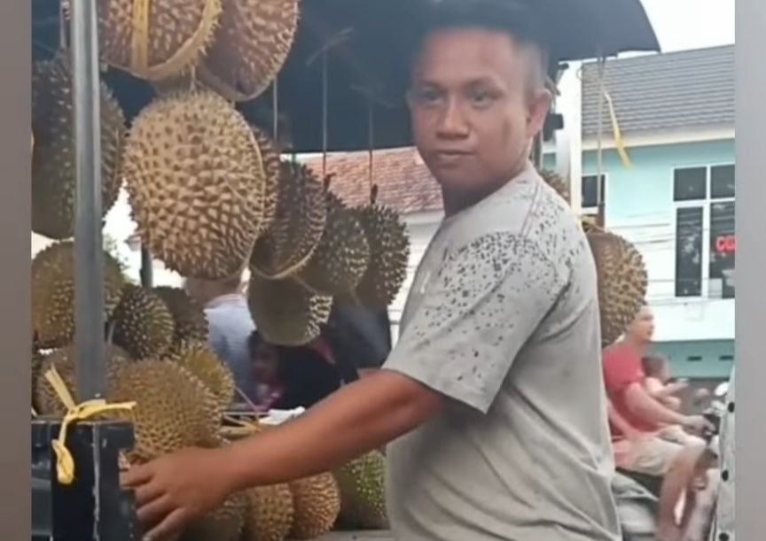 Viral! Pedagang Durian di Demak Wajahnya Mirip Ferdy Sambo, Rozikin : Saya Malu!