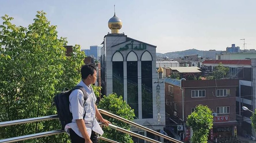 Rio Santoso tengah mengagumi keindahan kota Ansan dan Masjid Sirothol Mustakim Ansan, Korea Selatan