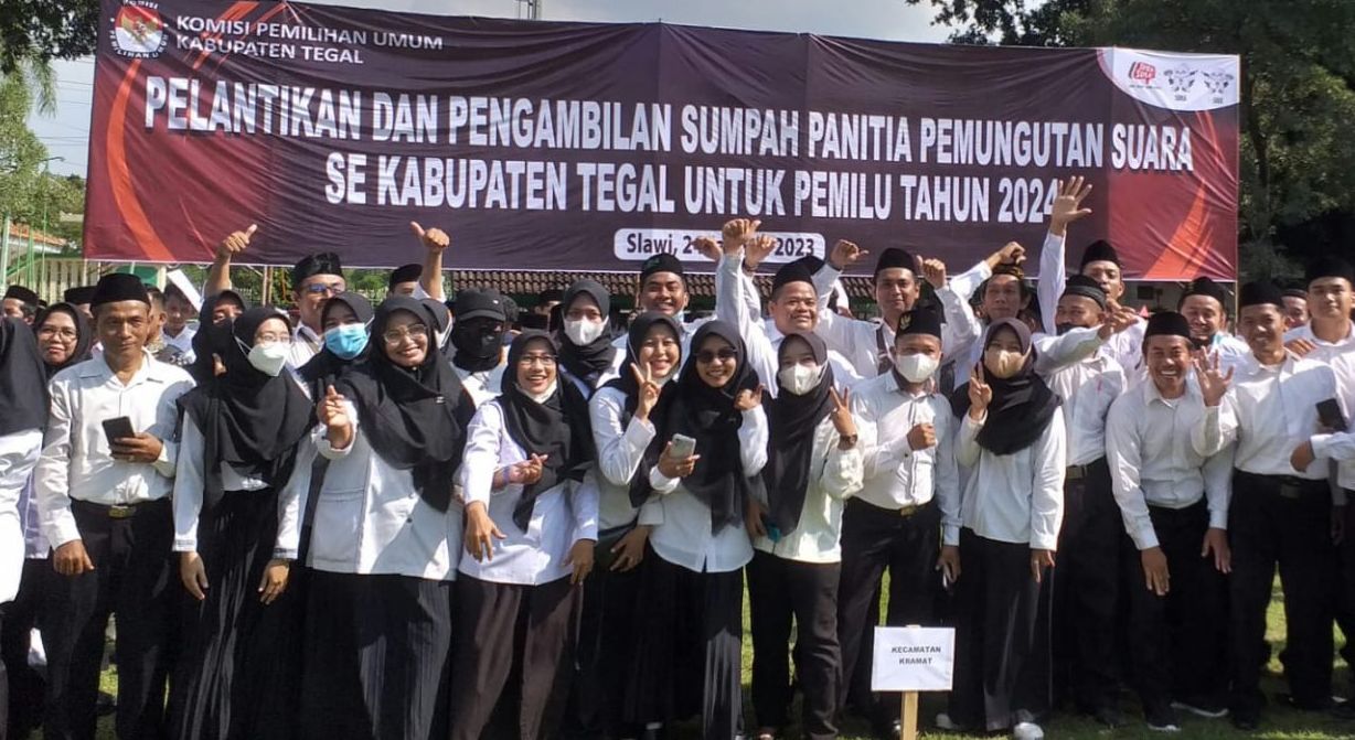 Sejumlah anggota PPS foto bersama usai dilantik di Lapangan Pendopo Pemkab Tegal, Selasa, 24 Januari 2023.