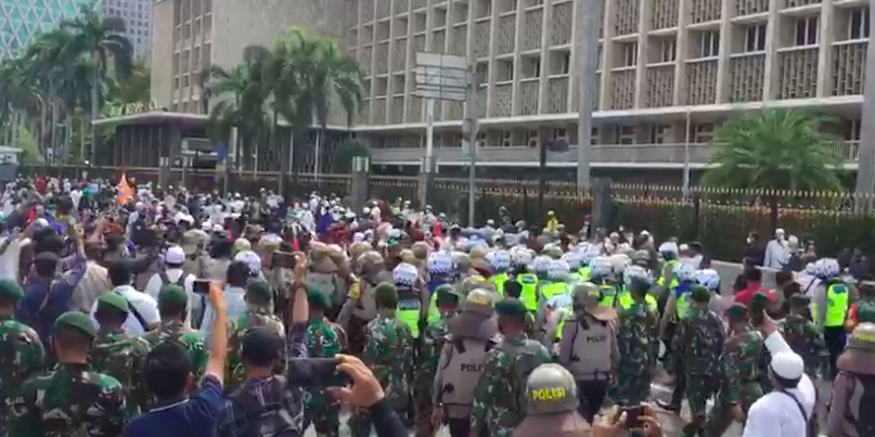 Ribuan massa demo 1812 dipukul mundur oleh petugas gabungan TNI-Polri didepan Bank Indonesia, Jalan MH Thamrin, Jakarta Pusat, Jumat 18 Desember 2020.*/