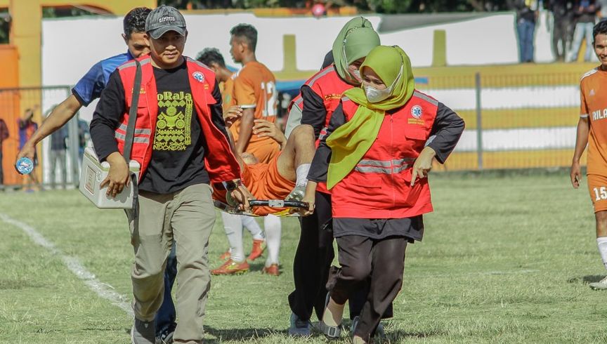 Salah satu momen pertolongan kepada pemain oleh tim medis di Bupati Cup II 2023 Bulukumba/WartaBulukumba.Com