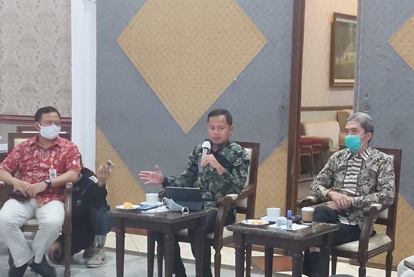 Wali Kota Bogor Bima Arya didampingi Wakil Wali Kota Bogor Dedie A. Rachim saat merilis hasil survei persepsi Covid-19 Kota Bogor di Balaikota, Jumat 11 September 2020.