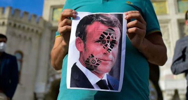 Foto Presiden Prancis Emmanuel Macron diinjak.