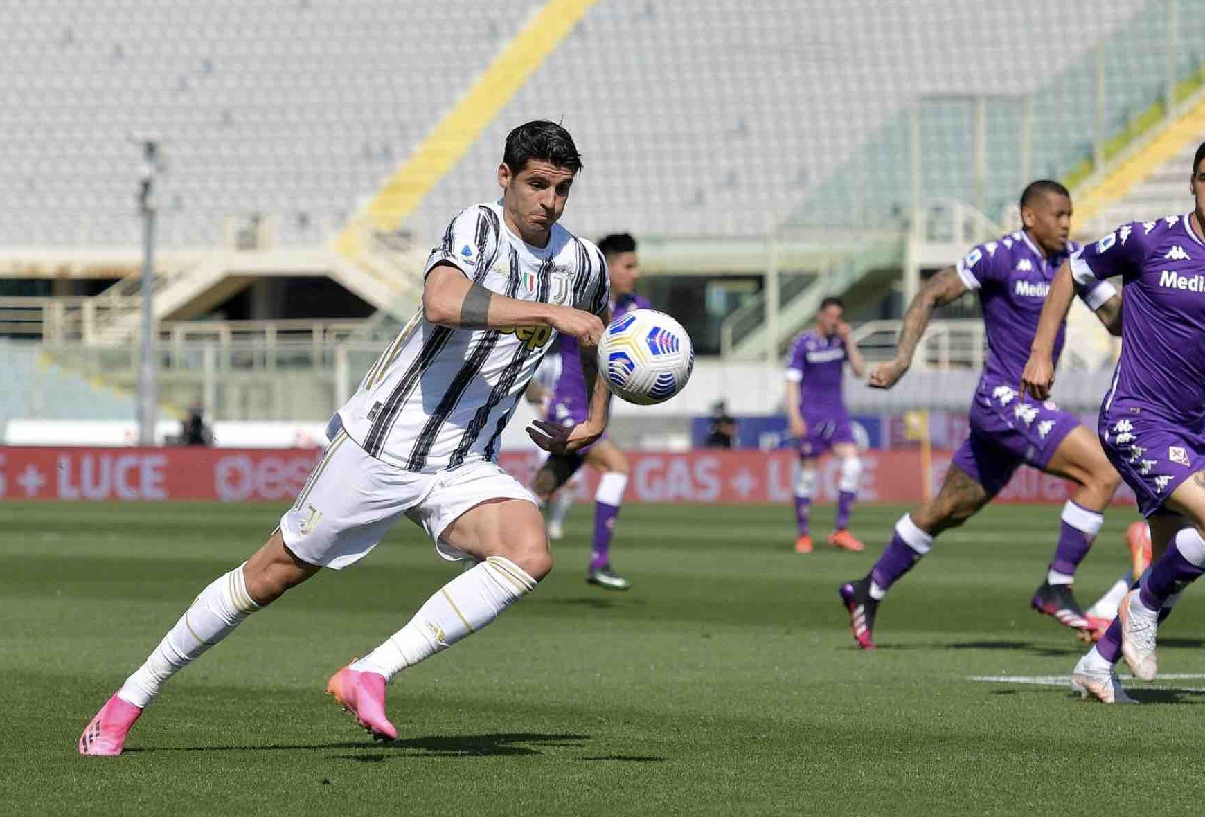 Alvaro Morata sedang mengontrol bola ketika Juventus menghdapi Fiorentina di Artemio Franchi pada Minggu (25 April 2021).