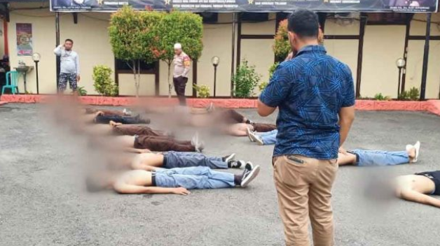 Sebanyak 12 siswa dari MAN 1 dan SMK Negeri 2 di Luwuk diamankan polisi, Jumat 28 Januari 2022, karena diduga terlibat penyerangan. 